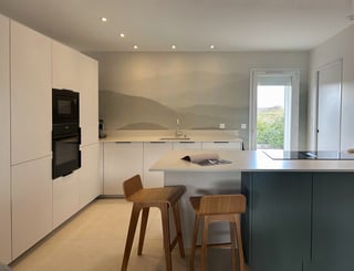 Cuisine sur mesure lumineuse avec îlot central à Vendargues