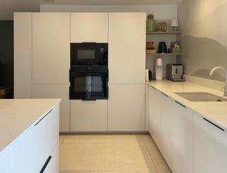 Cuisine sur mesure avec colonnes et électroménager intégré