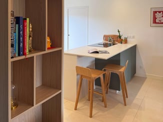 Îlot central avec espace repas et bibliothèque intégrée sur mesure.