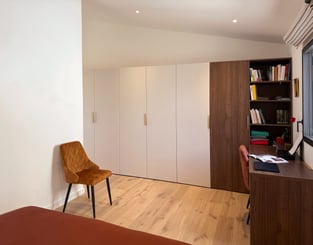 Aménagement sur mesure avec dressing et bureau intégré en bois