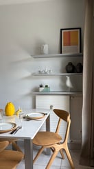 Zoom sur les étagères gris mat