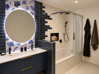 Salle de bain élégante aux touches bleu profond et au style affirmé Salle de bain élégante aux touches bleu profond et au style affirmé