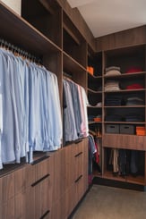 Walk-in dressing sur mesure avec penderies, tiroirs et étagères en finition noyer. Walk-in dressing sur mesure avec penderies, tiroirs et étagères en finition noyer.