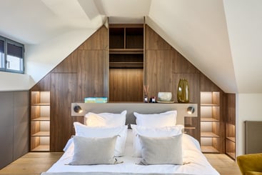 Tête de lit sur mesure avec dressing intégré et rangements sous pente dans une suite parentale à Deauville Tête de lit sur mesure avec dressing intégré et rangements sous pente dans une suite parentale à Deauville