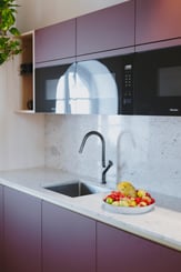 Cuisine bordeaux finition chêne, vue crédence et robinetterie