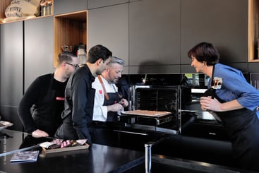 Équipe à la cuisine industrielle 