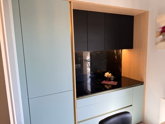 Cuisine avec colonnes et rangements hauts