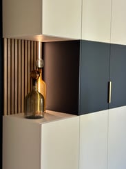 Zoom sur la niche ouverte du vaissellier blanc