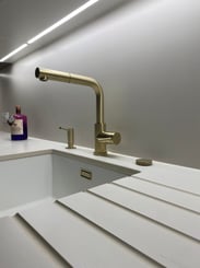 Evier blanc et mitigeur laiton et céramique blanche
