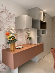 Rangement déstructuré beige et terracotta avec niche ouverte et fermé