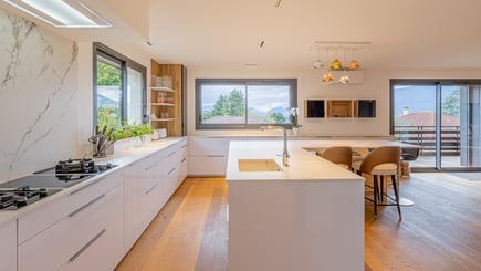 Une cuisine sur mesure blanche avec îlot