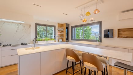 Une cuisine sur mesure blanche avec îlot