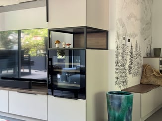 Un meuble TV avec cave à vin intégrée