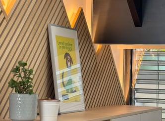 meuble sous escalier avec habillage de panneaux muraux