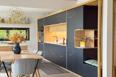 Cuisine contemporaine, bleu et bois