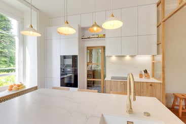 une cuisine chic et chaleureuse