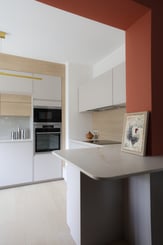 Une cuisine fonctionnelle avec une touche de dacryl