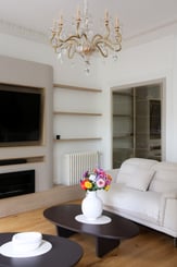 Meuble TV décoratif et vitrine fonctionnelle 