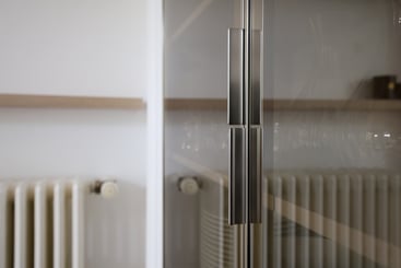 Meuble TV décoratif et vitrine fonctionnelle 