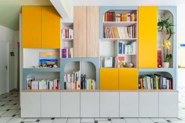 bibliothèque colorée tout en rondeur