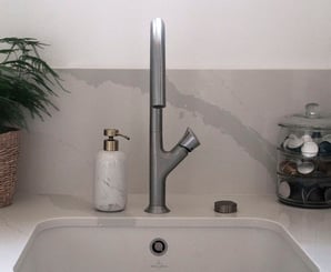 cuisine haut de gamme gris clair quartz calacatta laiton