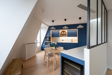 Cuisine familial bleu bois cave a vin_alcove arrondie_Perene Paris 15_SIEAPEC TP copyright photographe Estelle Lefevre 