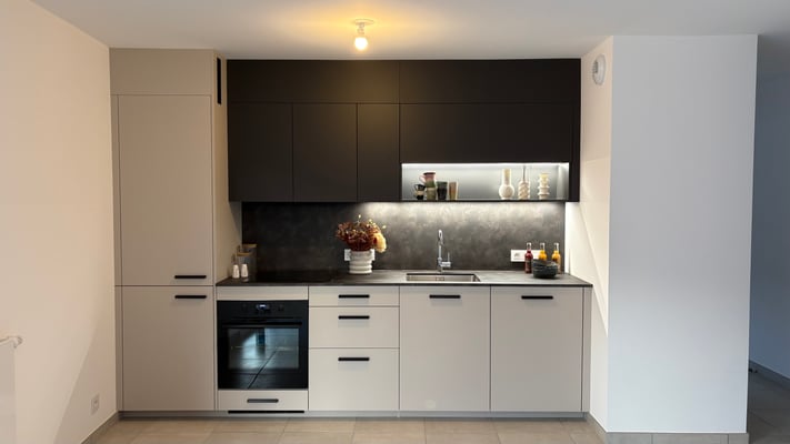 Vue d'ensemble de la cuisine ouverte sur mesure