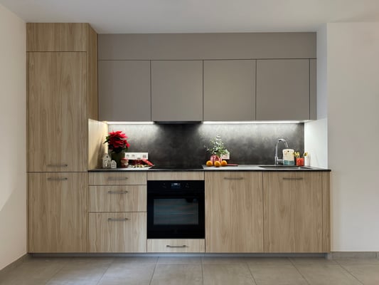 Vue de face de la cuisine bois clair et champagne