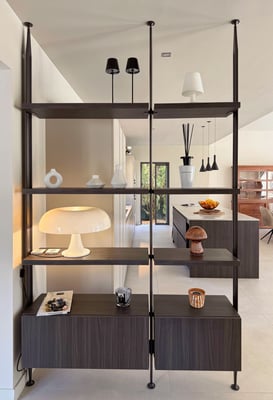 Focus sur la bibliothèque, vue depuis l'entrée. Focus sur la bibliothèque, vue depuis l'entrée.