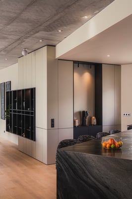 agencement sur toute hauteur avec rangements intégrés dans un espace contemporain