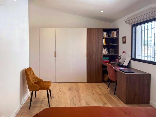 Aménagement sur mesure avec dressing et bureau intégré Aménagement sur mesure avec dressing et bureau intégré
