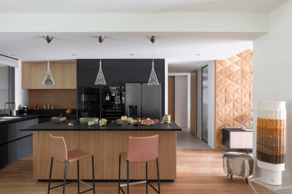 Cuisine sur mesure Perene Réunion avec îlot central noir, façades en bois, mobilier contemporain et électroménager intégré. Cuisine sur mesure Perene Réunion avec îlot central noir, façades en bois, mobilier contemporain et électroménager intégré.