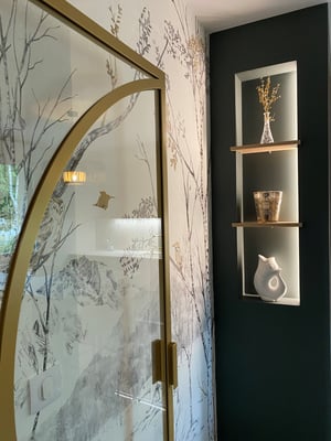 Zoom sur la verriere laiton et la niche décorative