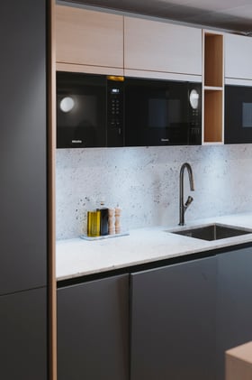 Cuisine verte chêne et plan de travail clair, crédences et électro-ménagers professionnels Cuisine verte chêne et plan de travail clair, crédences et électro-ménagers professionnels