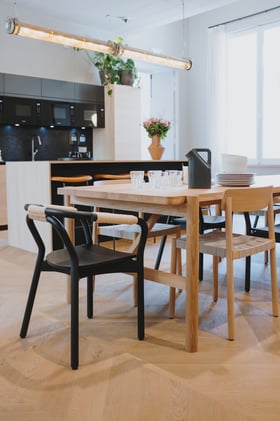 Salle a manger conviviale avec chaises et tables Salle a manger conviviale avec chaises et tables