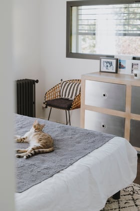 lit double confort dans chambre lumineuse perene