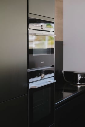 four et micro onde dans cuisine finition noir mat perene 