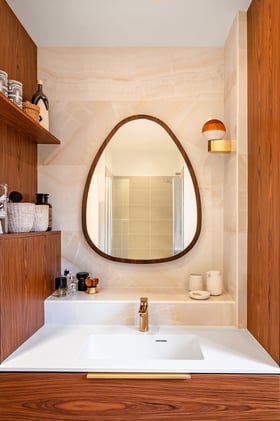 Vasque marbre de synthèse faïence marbre beige_bois palissandre _Perene Paris15_copyright Photo @estelle_lefevre_photographe