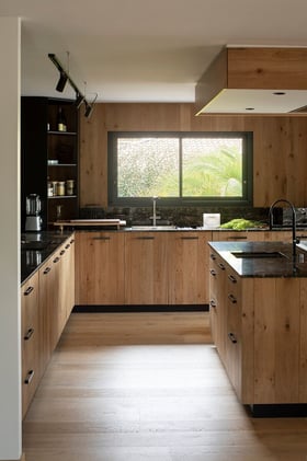 Une cuisine dans les tons vert et bois