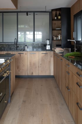 Une cuisine avec un verrière réalisée par Perene Paris 7