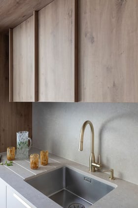 Rangements et robinetterie d'une cuisine lumineuse Perene