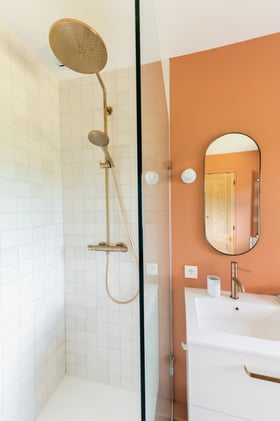 Salle-de-bain-vue-douche-realisation-perene- Salle-de-bain-vue-douche-realisation-perene-