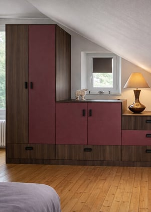 Dressing sur mesure en sous-pente, lie-de-vin et noyer3