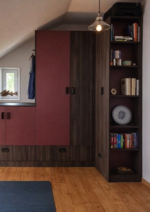 Dressing sur mesure en sous-pente, lie-de-vin et noyer4