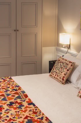 Détail de dressing haut de gamme sur-mesure dans une chambre élégante à Deauville