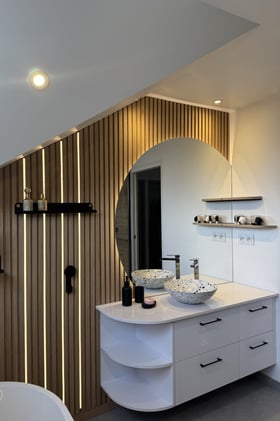 Zoom sur le meuble vasque arrondi complété par son miroir éllipse