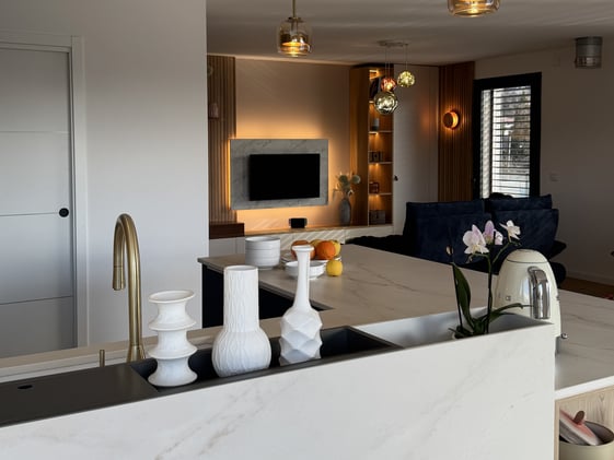 Vue depuis la cuisine ouverte, qui donne sur le salon