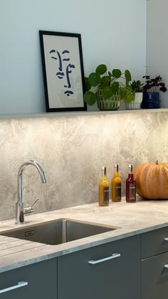 Zoom sur la vasque sous plan qui épouse parfaitement le plan de travail