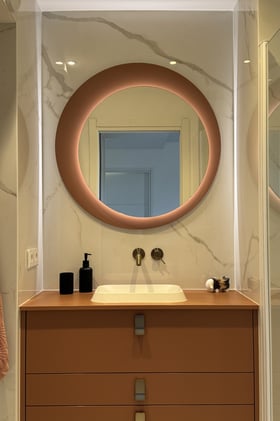 Vue d'une nouvelle perspective sur le meuble vasque de la salle de bain