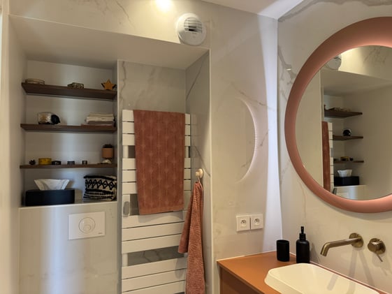 Vue d'ensemble de la salle de bain terre rouge